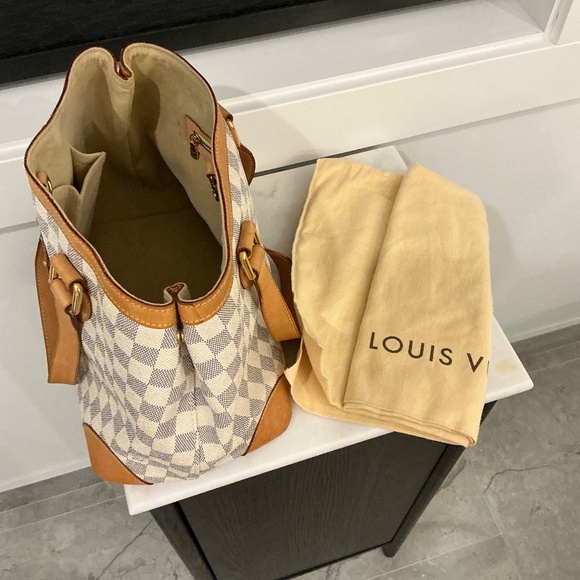 Louis Vuitton - Picture 5 of 7